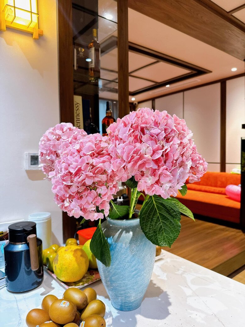 Cẩm tú cầu được cắm kiểu đơn sắc, gọn gàng trong bình sứ xanh miệng loe. Các bông hoa được gom sát nhau tạo thành khối tròn, tỏa đều 4 phía, tôn lên vẻ đầy đặn và mềm mại vốn có của loài hoa này. Kiểu cắm này phù hợp với hoa có tán lớn, không cần cắm quá nhiều vẫn đẹp.