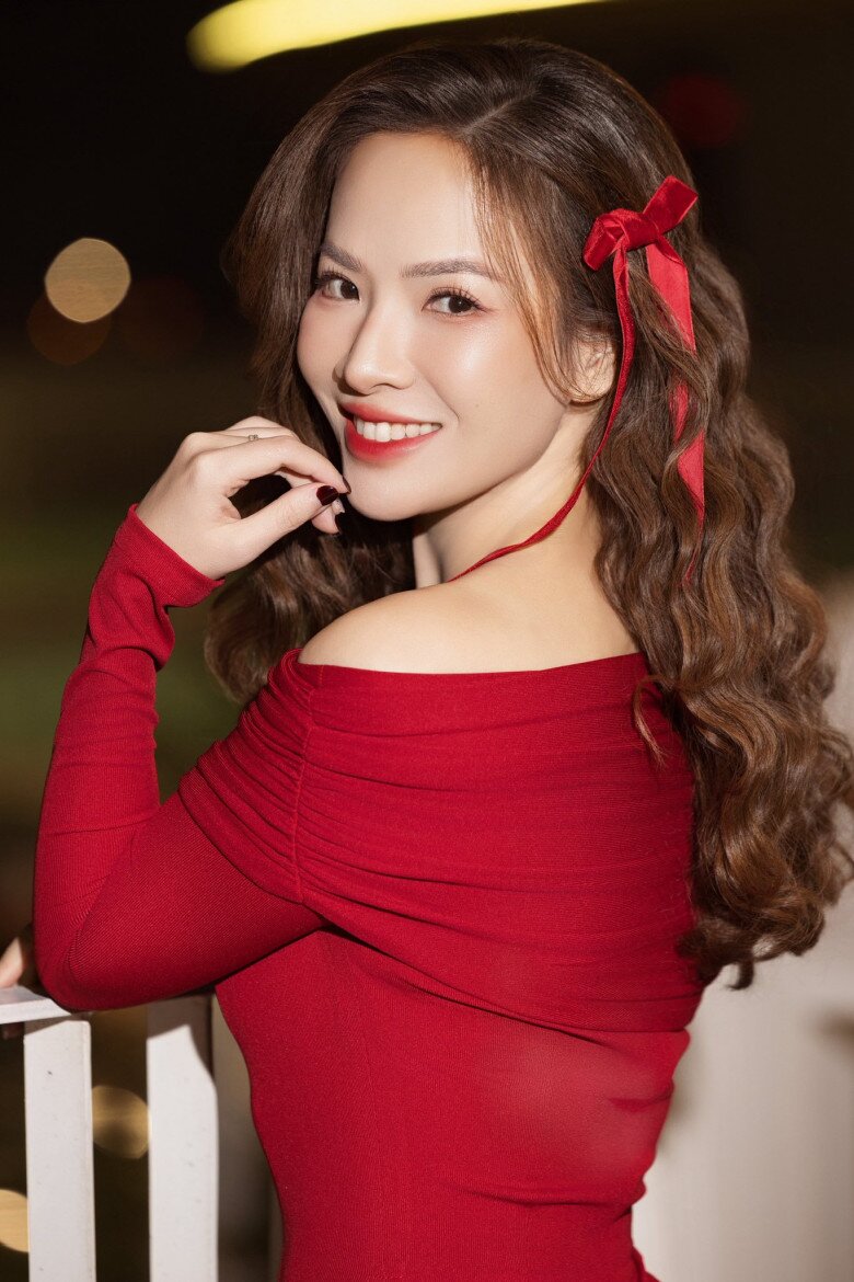 Người đẹp từng bê băng, xách chân máy, xin đi theo mọi người, không nề hà hay xấu hổ.