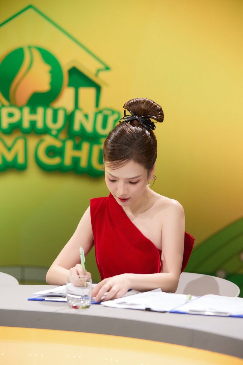 Đan Lê chọn công việc đó vì thấy xứng đáng để mình chấp nhận làm không công.