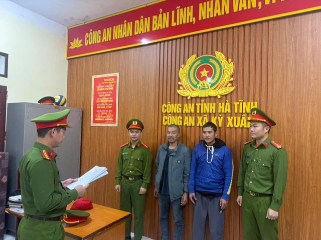 Cơ quan Công an công bố quyết định bắt giữ các đối tượng. Ảnh:CAHT.