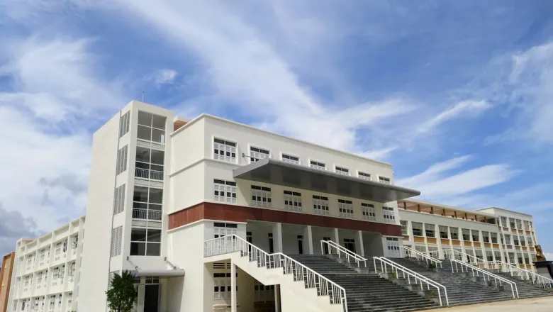Ngôi trường khang trang với cơ sở vật chất hiện đại 