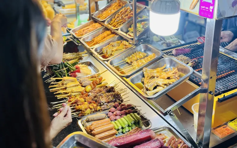 No bụng với món ngon tại phố ẩm thực Hồ Thị Kỷ
