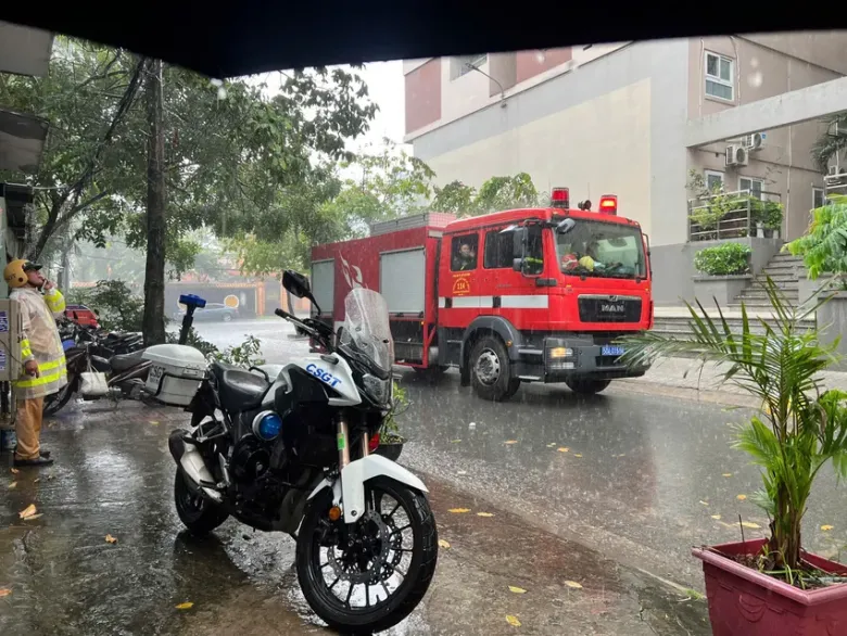 Xe chữa cháy đến dập lửa. Ảnh: PHẠM HẢI