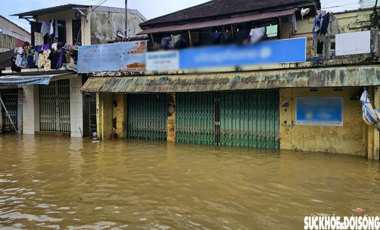 Trong đợt mưa lũ lịch sử cuối tháng 10, cùng với nhiều địa phương trên toàn TP Huế, khu vực phố cổ Bao Vinh (Tổ dân phố Bao Vinh, phường Hóa Châu, TP Huế) cũng chịu cảnh ngập sâu, bị nước bủa vây nhiều ngày.