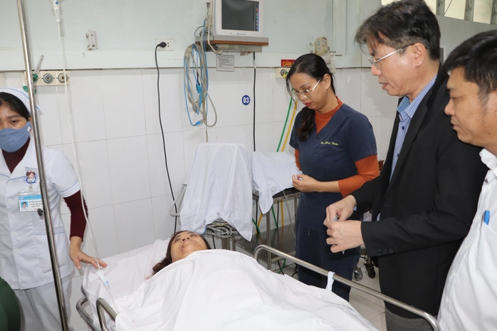 Ông Đỗ Văn Minh, Chủ tịch UBND phường Tam Kỳ, thăm hỏi, trao tiền hỗ trợ các nạn nhân bị thương đang được điều trị tại Bệnh viện Đa khoa Quảng Nam