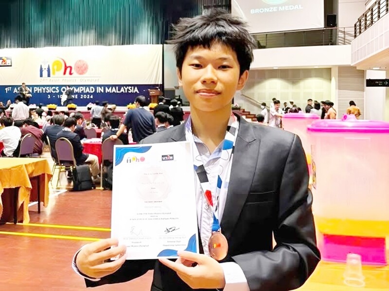 Nguyễn Thế Quân (Nghệ An) là thí sinh duy nhất của đội tuyển Việt Nam giành Huy chương Vàng Olympic Vật lý quốc tế năm 2025. Ngoài ra, Thế Quân còn là thí sinh có điểm thi phần thực hành cao thứ hai thế giới.
