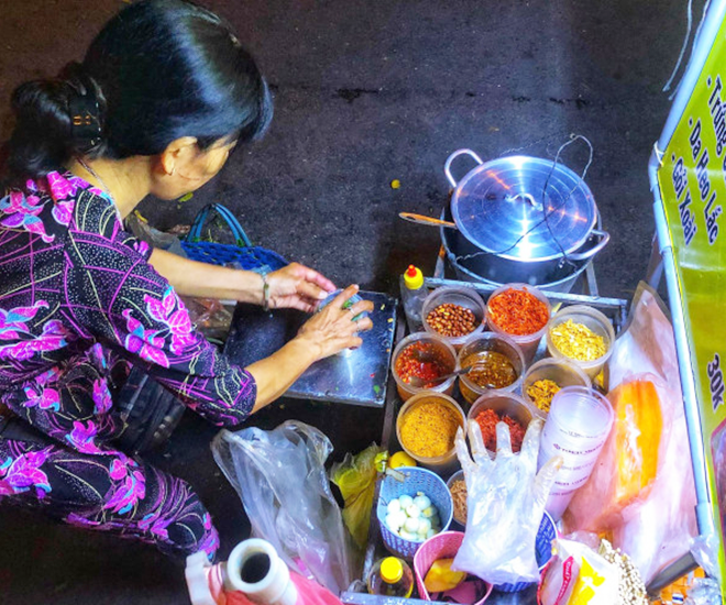 Ăn vặt hồ Con Rùa món nào cũng có