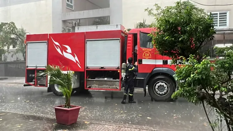 Lực lượng chữa cháy chuyên nghiệp có mặt tại hiện trường. Ảnh: PHẠM HẢI