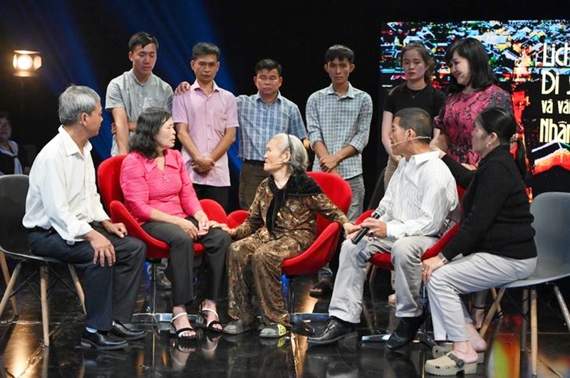 Giây phút nghẹn ngào trong ngày đoàn tụ