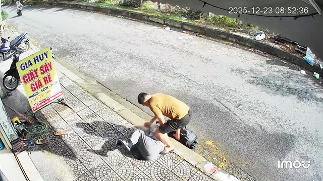 Hiện trường nơi Thường đâm chị L tới tấp. (Ảnh cắt từ clip).