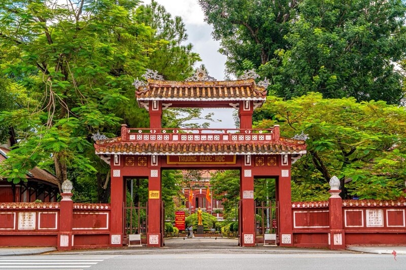 Trường THPT Chuyên Quốc Học Huế là một trong những trường chuyên hàng đầu Việt Nam, nổi bật về chất lượng đào tạo, bề dày lịch sử. Đây được coi là “lò” đào tạo nhân tài, “vựa” huy chương Olympic quốc tế và khu vực. 
