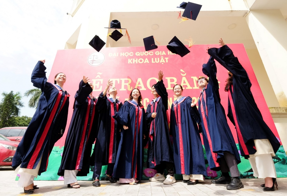 Trường có tiền thân là Khoa Luật thuộc Đại học Quốc gia Hà Nội