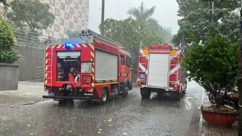Phòng Cảnh sát phòng cháy chữa cháy- cứu nạn cứu hộ Công an TP.HCM điều nhiều xe chuyên dụng cùng cán bộ, chiến sĩ đến dập lửa. Ảnh: PHẠM HẢI