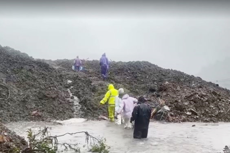 Cả nhóm vượt suối tiếp tế cho người dân mắc kẹt