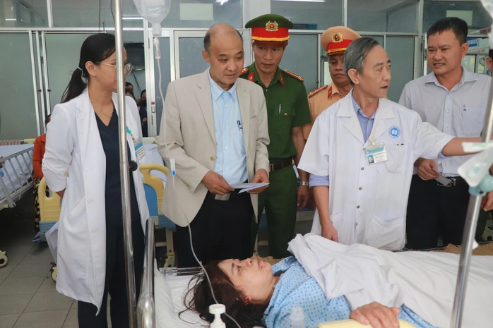 Ông Lê Quang Nam, Phó Chủ tịch UBND TP Đà Nẵng thăm hỏi, trao tiền hỗ trợ các nạn nhân vụ tai nạn