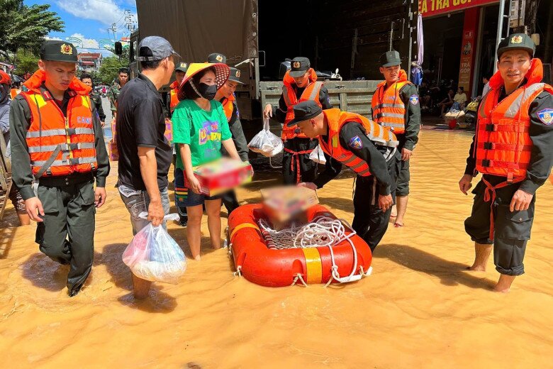 Lực lượng Cảnh sát cơ động cử 70 cán bộ, chiến sĩ, cùng nhiều phương tiện tham gia chi viện cứu hộ, cứu nạn tại xã Thất Khê, xã Hữu Lũng.