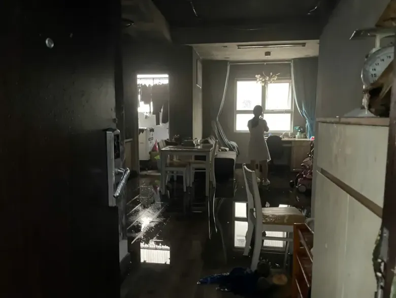 Căn hộ ở tầng 15 chung cư Đạt Gia bị cháy. Ảnh: PHẠM HẢI