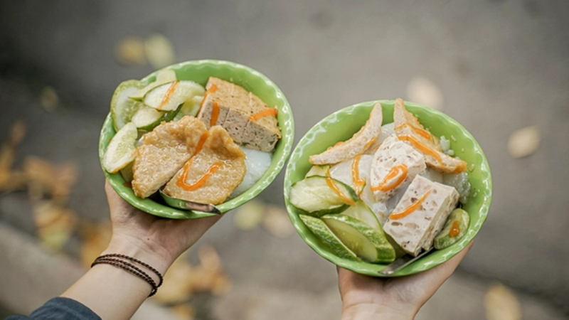 Bánh giò Hà Nội có thể ăn tại chỗ hoặc mang về