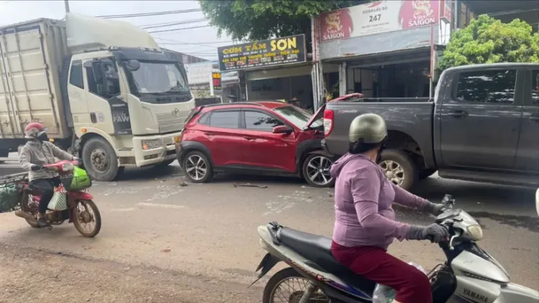 Tai nạn liên hoàn giữa năm ô tô. Ảnh: N.H