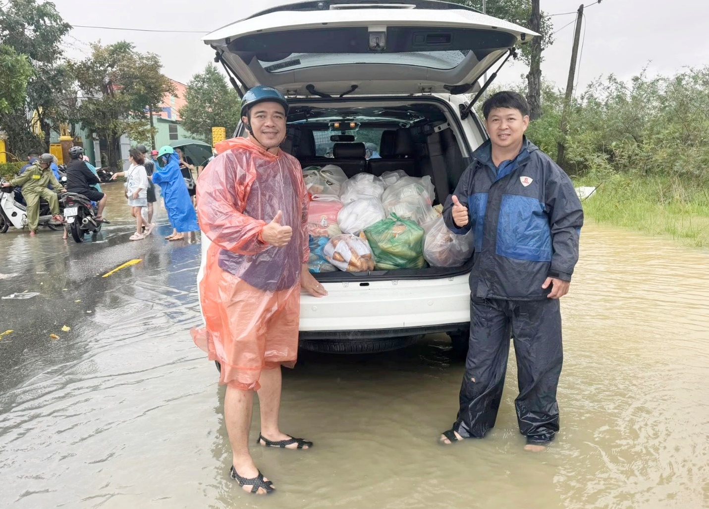 Anh Thanh đã lên đường, mang đồ cứu trợ cho người dân