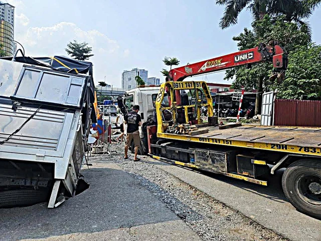 Hai xe ô tô liên tiếp sập xuống hố tử thần khi lưu thông đoạn gần trụ sở Công an phường Nghĩa Đô.