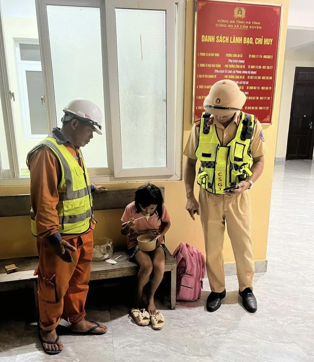 Cảnh sát giao thông mua đồ ăn và đưa bé gái về trụ sở Công an xã Cẩm Trung để bàn giao cho gia đình.