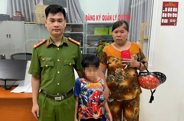 Công an xã bàn giao cháu Q. cho gia đình. Ảnh: CALĐ