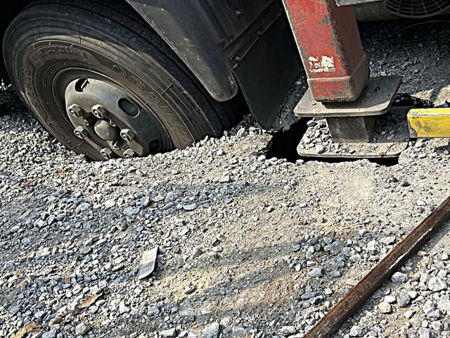 Xe cứu hộ sập bánh trước xuống hố tử thần, gần đó cũng có một hố sụt khác đã được rào tạm để đảm bảo an toàn.