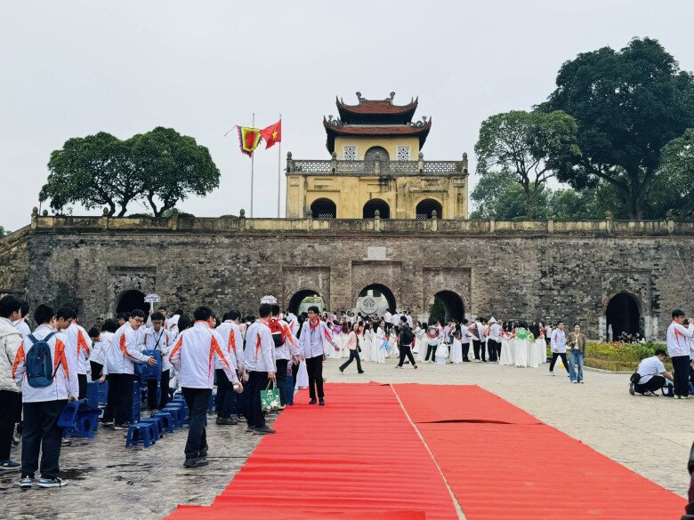 Không khí tại Hoàng thành Thăng Long đang nóng lên từng phút (Ảnh: Lê Ngọc)