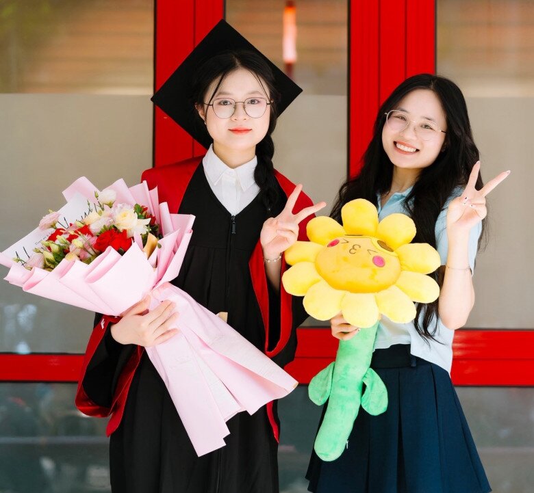 Kim Oanh xinh tươi cùng bạn bè trong ngày tốt nghiệp 