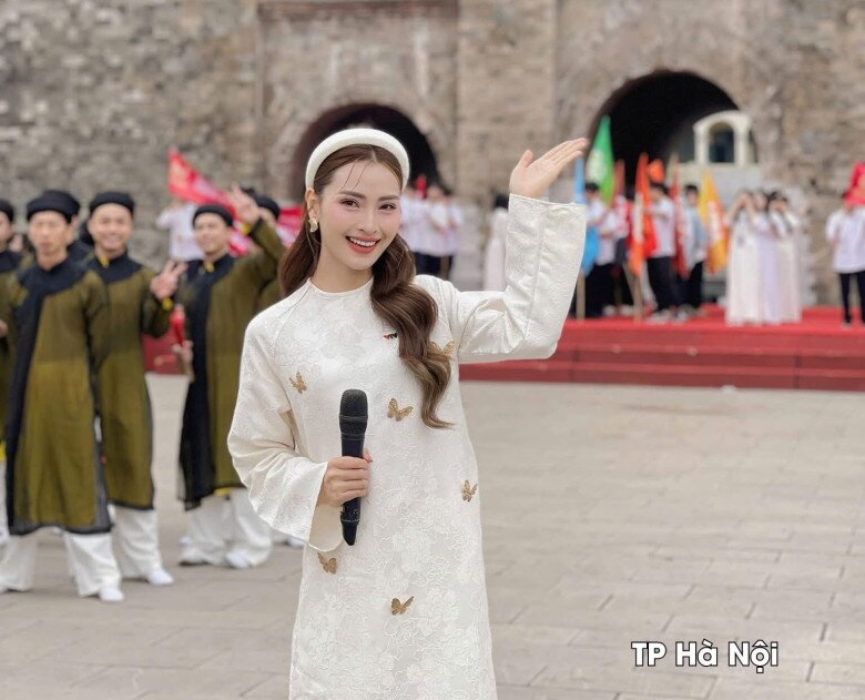 BTV Huyền Trang đã sẵn sàng tại điểm cầu Hà Nội (Ảnh VTV)