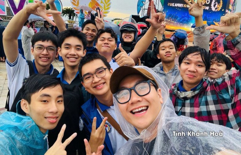 BTV Công Tố đội mưa tập luyện cùng các cổ động viên tại Khánh Hòa (Ảnh: VTV)