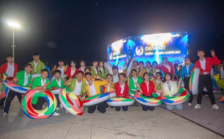 Đội cổ vũ nhảy flashmob cổ vũ cho Thanh Tùng (Ảnh: Câu lạc bộ Truyền thông PPC)