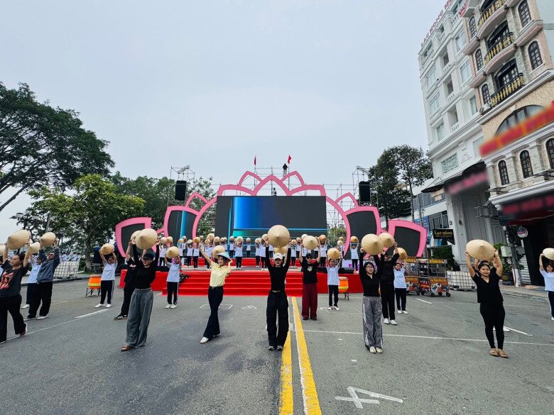 Các tiết mục văn nghệ chuẩn bị tại điểm cầu Đồng Tháp (Ảnh: Đồng Tháp Năng Động và Phát Triển)