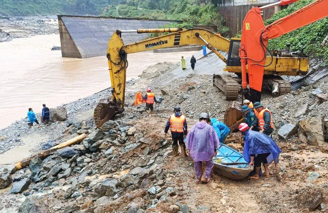 Lực lượng chức năng đưa xuồng máy tiếp cận, giải cứu 2 người dân.