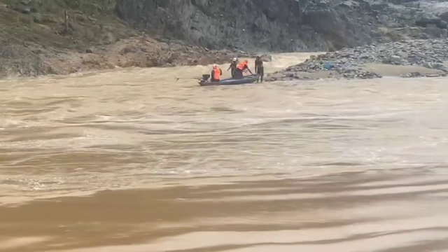 Cắt dòng lũ dữ, tiếp cận 2 người dân đưa vào bờ an toàn.