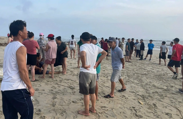 Người dân tập trung theo dõi vụ việc.