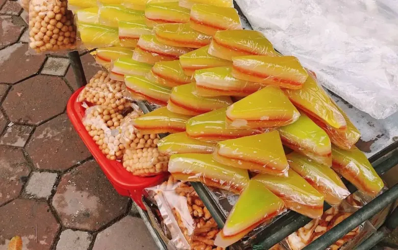 Bạn có thể mua bánh 9 tầng mây ở khắp Hà Nội với nhiều địa chỉ nổi tiếng 