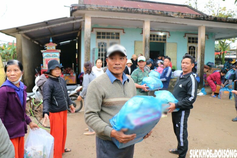 Người dân tất bật đóng gói, sắp xếp nhu yếu phẩm để vận chuyển vào tâm lũ.