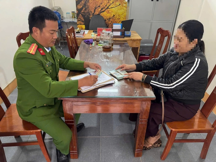 Công an xã Hiếu Giang tiến hành các thủ tục, chuyển trả số tiền 100 triệu đông cho người chuyển nhầm. Ảnh: Trung Trần