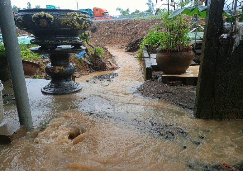 Đến trưa 18-10, dù đã ngớt mưa, nước vẫn còn đổ tràn vào nhà dân