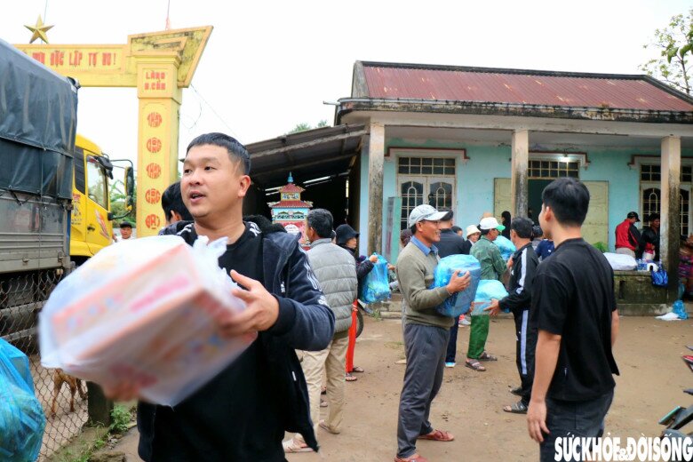 Người dân Huế gửi nhu yếu phẩm vào tâm lũ Đắk Lắk dù vừa trải qua 4 đợt lũ - 5