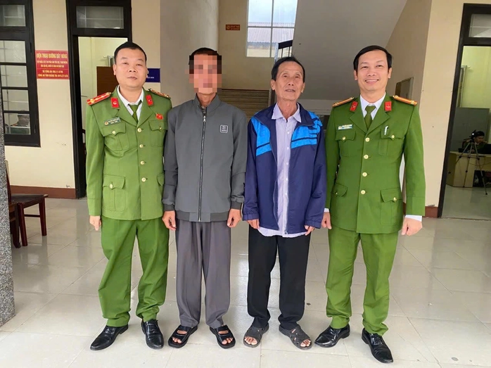 Ông Võ Tấn Thạnh vui mừng vì lực lượng lượng Công an xã Triệu Phong đã hỗ trợ, tìm thấy người con trai sau 10 tháng mất liên lạc