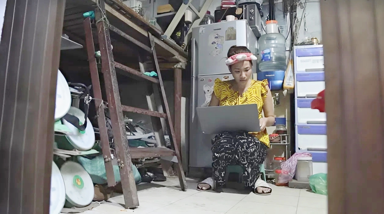 Cát Phương chăm chỉ làm việc ở vựa phế liệu của gia đình