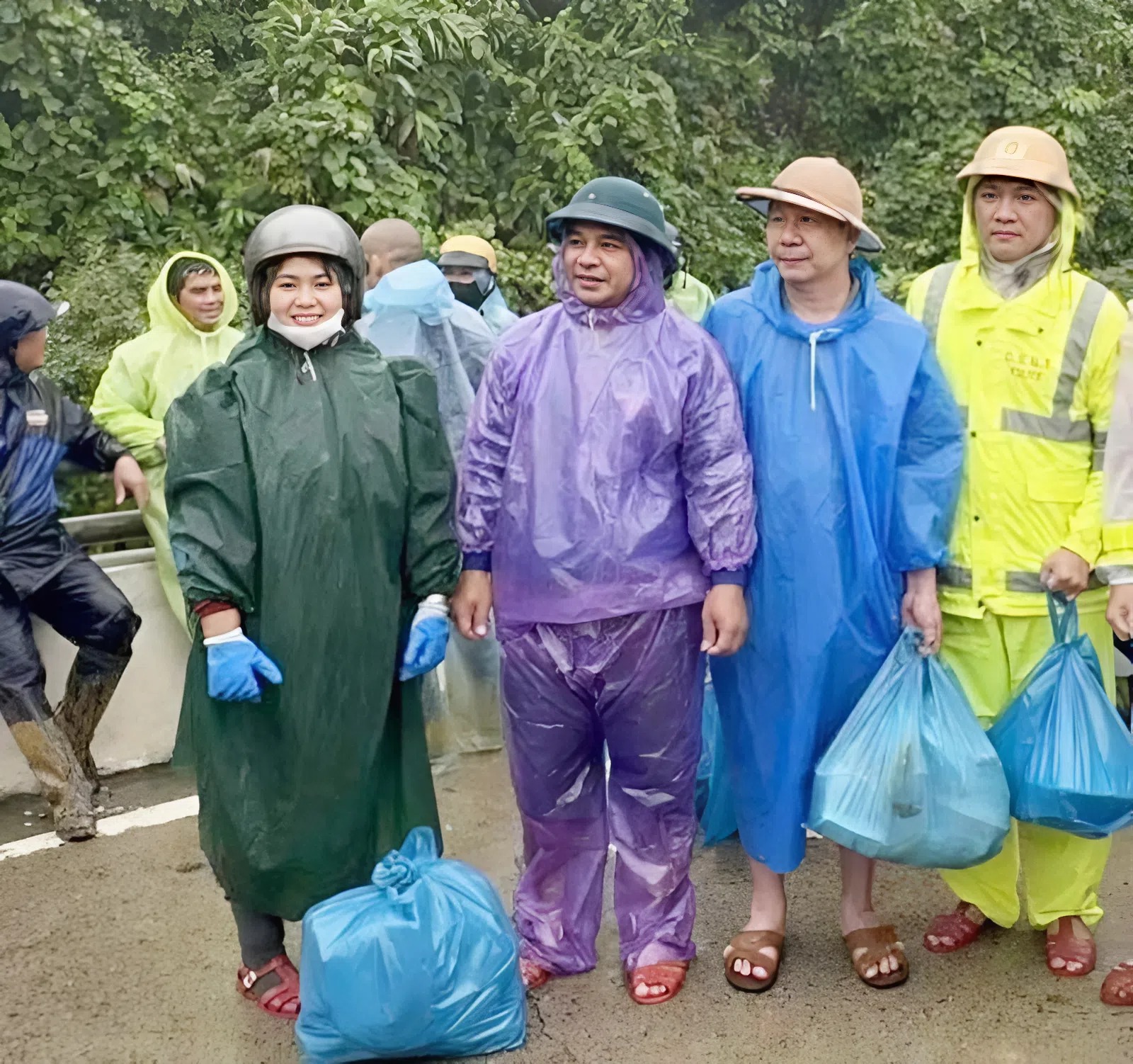Gia đình ông Tám tới tặng cơm cho bà con