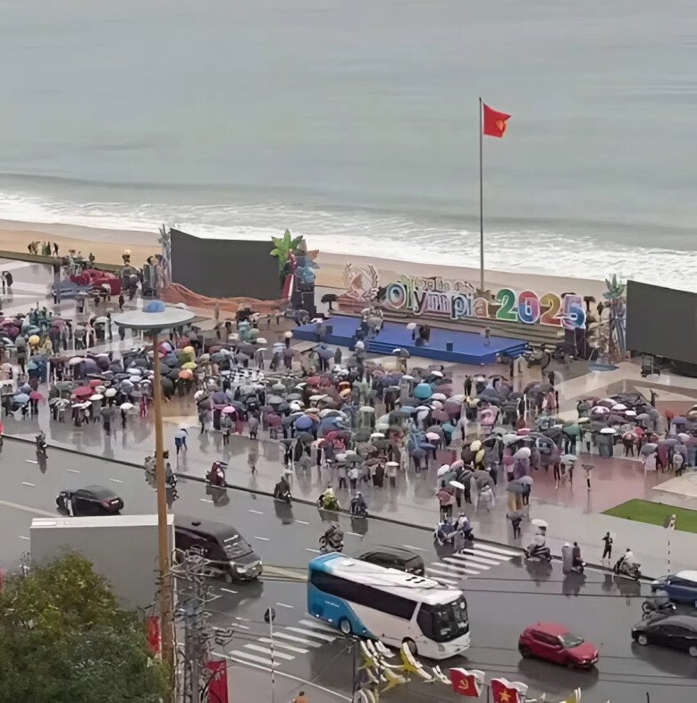 Điểm cầu Khánh Hòa hiện đang mưa nhưng vẫn rất náo nhiệt (Ảnh: Đông Đông) 