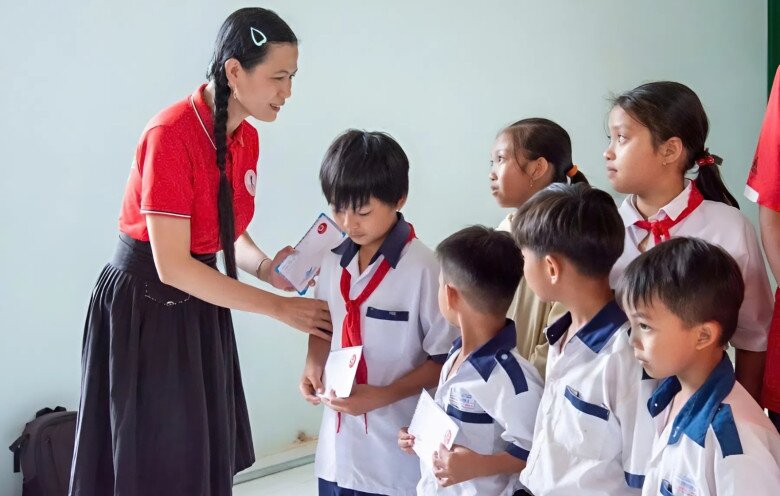 Cô giáo trẻ năng động trong các hoạt động thiện nguyện