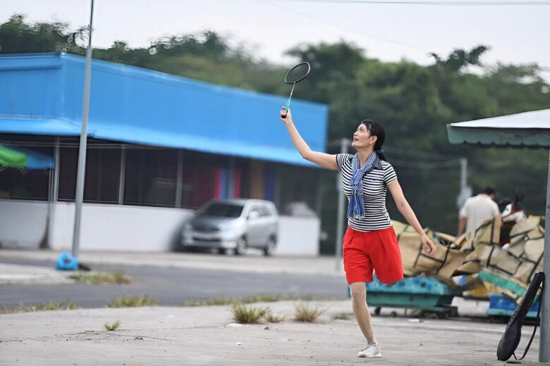 Cô giáo một chân yêu đời và tràn đầy sức sống