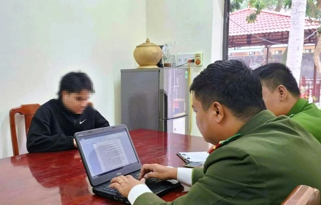 Nam thanh niên bịa đặt thông tin “chặt chém” giá bát phở 300.000 đồng. (Ảnh: Công an phường Sầm Sơn).