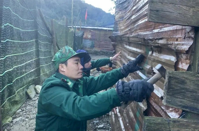 Bộ đội Biên phòng giúp người dân gia cố nhà cửa để phòng chống rét đậm, rét hại. Ảnh: Hải Thượng